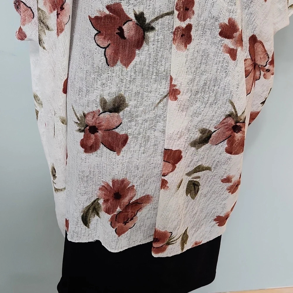 Final Sale White and Pink Floral Duster - Picture 11 of 13